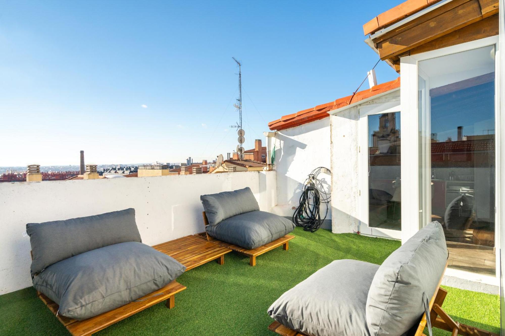 Appartamento Atico Con Terraza En Lavapies Alquiler Temporal Madrid Esterno foto