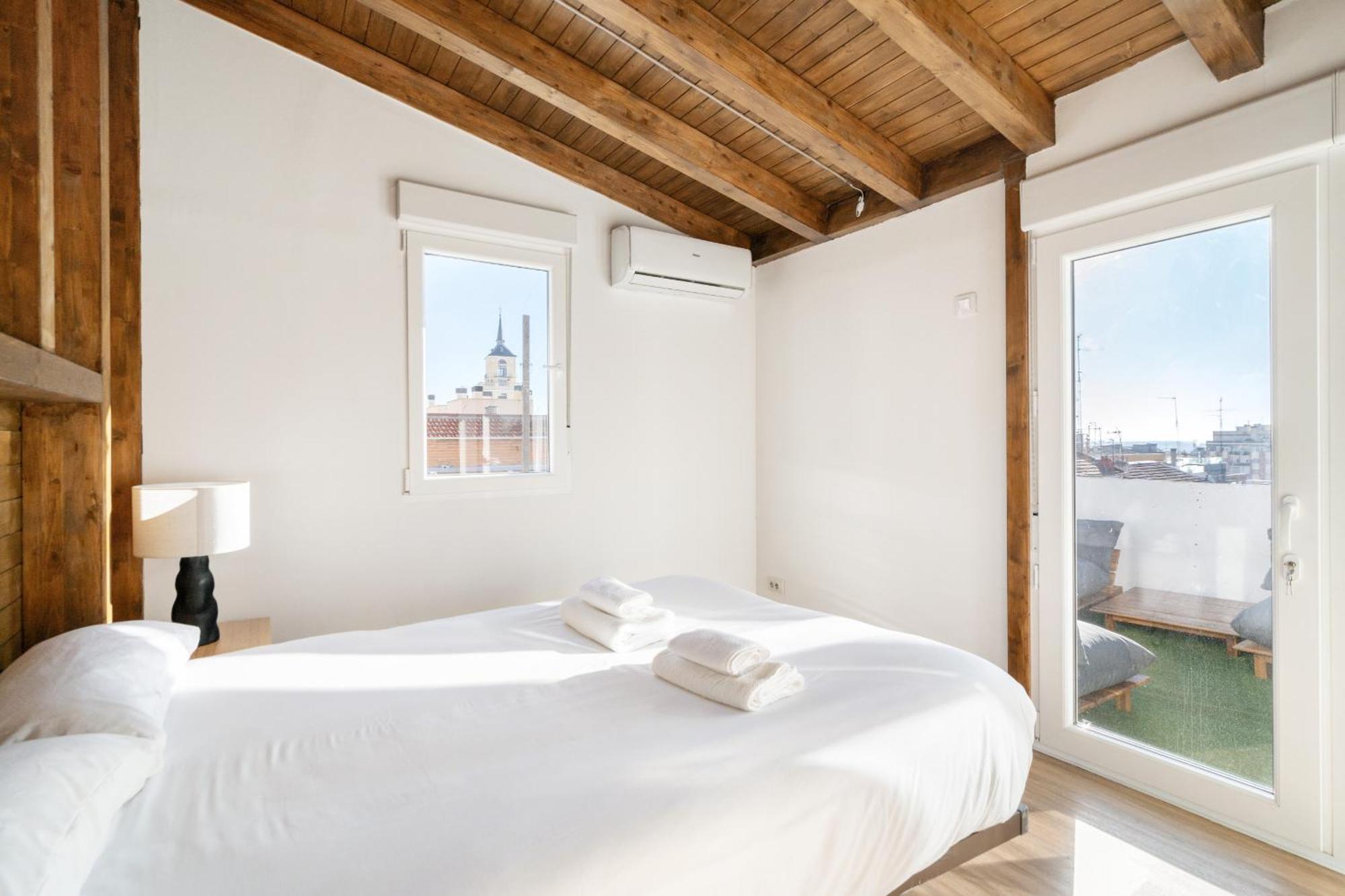 Appartamento Atico Con Terraza En Lavapies Alquiler Temporal Madrid Esterno foto