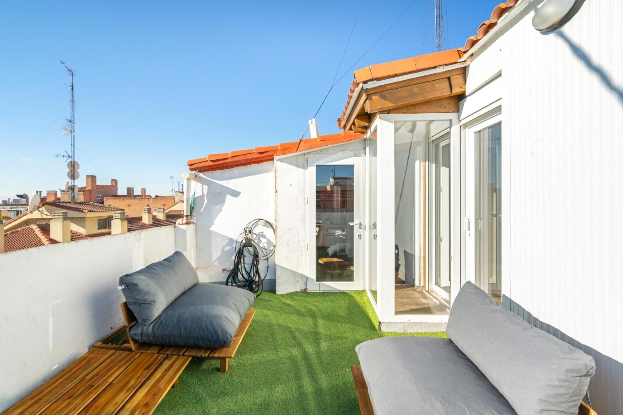 Appartamento Atico Con Terraza En Lavapies Alquiler Temporal Madrid Esterno foto
