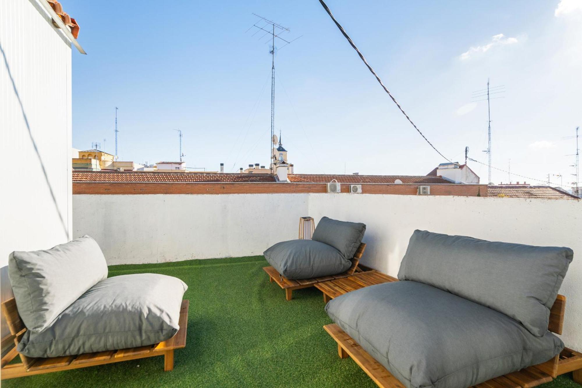 Appartamento Atico Con Terraza En Lavapies Alquiler Temporal Madrid Esterno foto