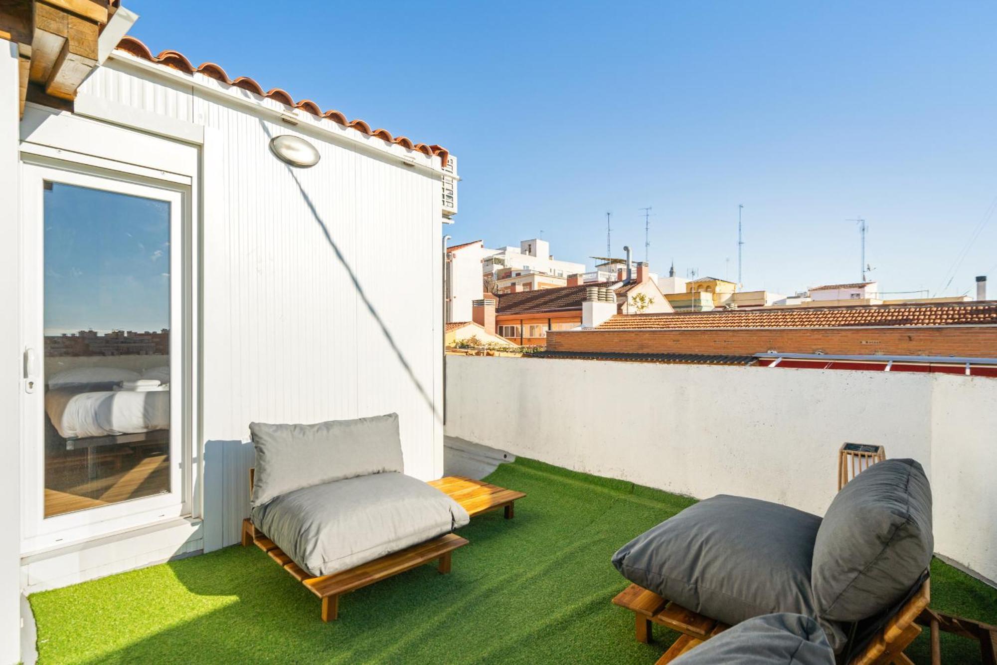 Appartamento Atico Con Terraza En Lavapies Alquiler Temporal Madrid Esterno foto