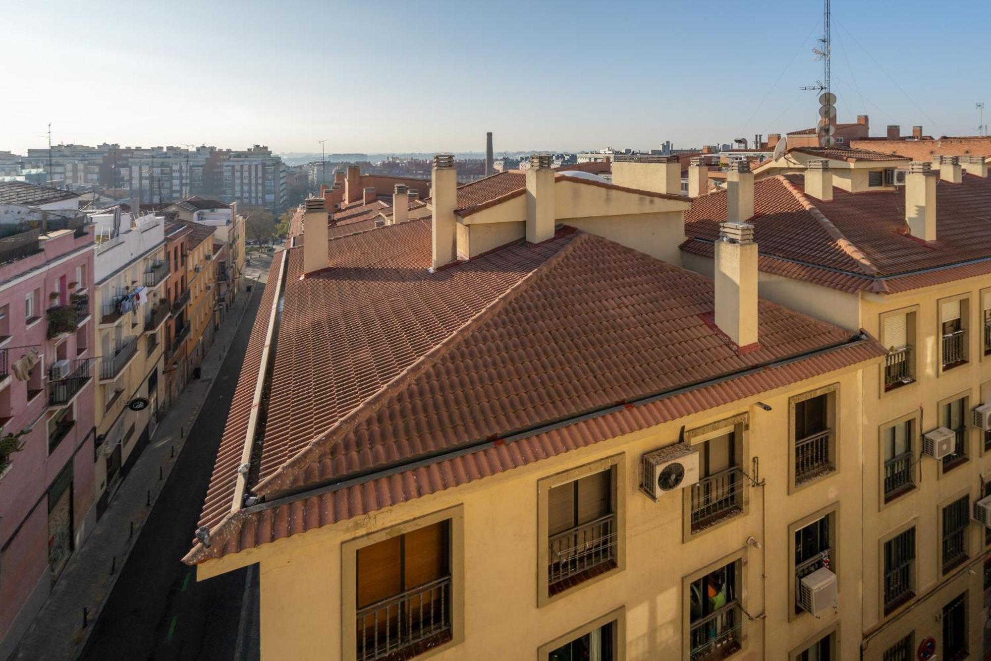 Appartamento Atico Con Terraza En Lavapies Alquiler Temporal Madrid Esterno foto